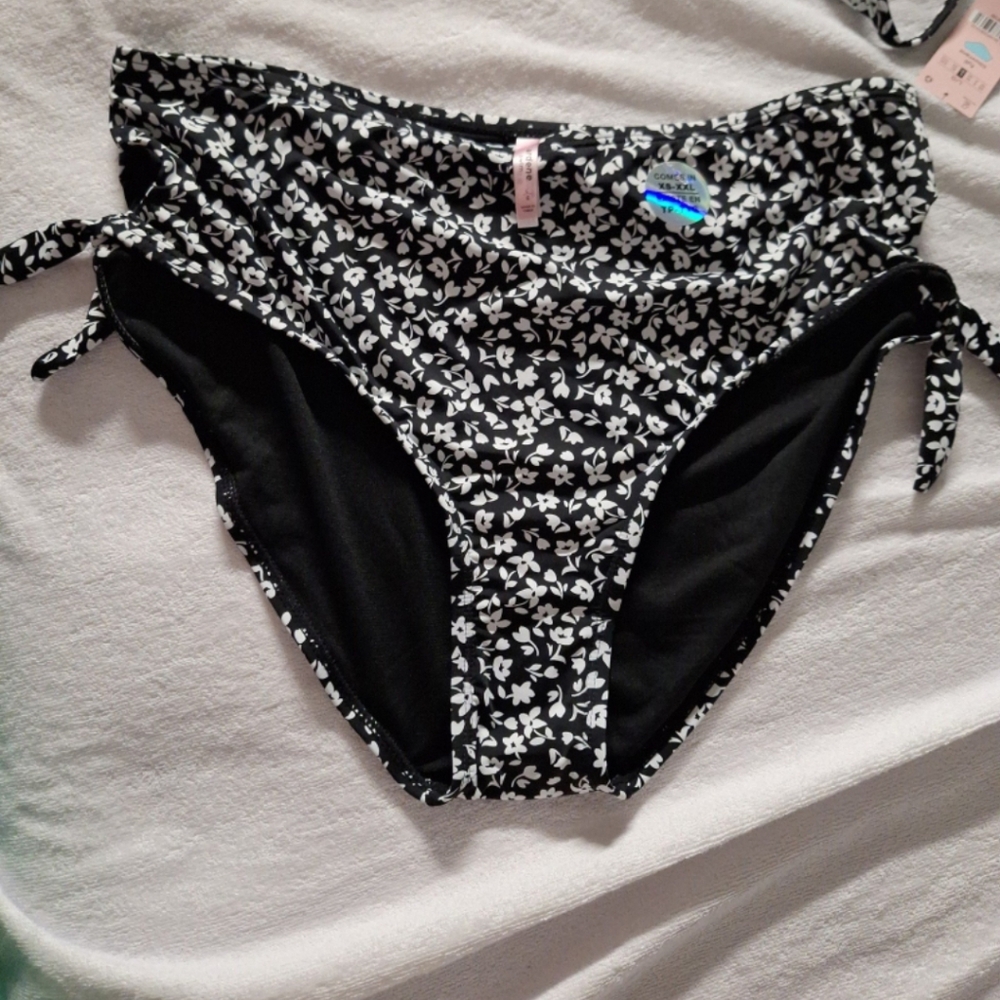 Bikini - Picture 2 of 6